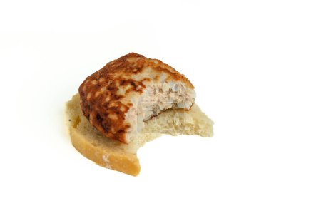 Téléchargez les photos : Escalope de poisson sur un morceau de pain, mordu 1 - en image libre de droit