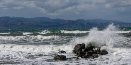 Téléchargez les photos : Vagues se brisent sur une pierre dans la mer Méditerranée en automne sur l'île de Chypre 2 - en image libre de droit