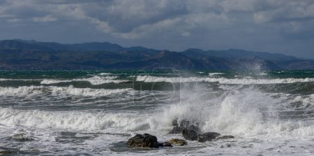Téléchargez les photos : Vagues se brisent sur une pierre dans la mer Méditerranée en automne sur l'île de Chypre 1 - en image libre de droit