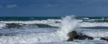 Téléchargez les photos : Vagues se brisent sur une pierre dans la mer Méditerranée en automne sur l'île de Chypre - en image libre de droit