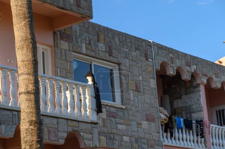 Téléchargez les photos : Maison avec balcon dans un village à Chypre - en image libre de droit