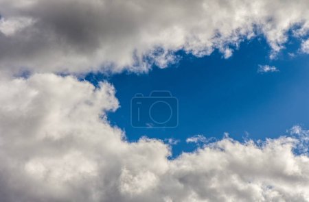 Téléchargez les photos : Ciel bleu et nuages à Chypre en hiver - en image libre de droit