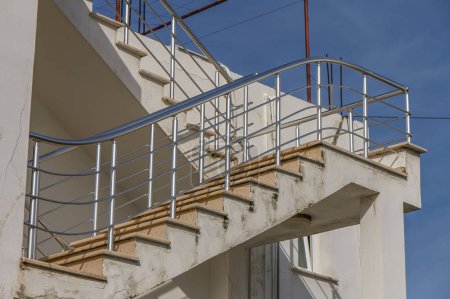 Foto de Escalera exterior con barandillas de acero inoxidable en la casa - Imagen libre de derechos
