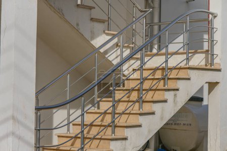 Foto de Escalera exterior con pasamanos de acero inoxidable en la casa 1 - Imagen libre de derechos