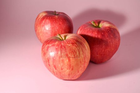 Téléchargez les photos : Trois pommes rouges sur fond rose 5 - en image libre de droit