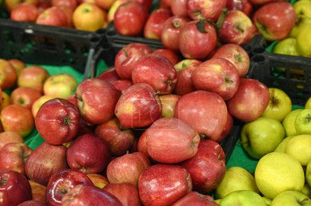 Foto de Manzanas rojas jugosas en un mercado local de verduras en Chipre - Imagen libre de derechos