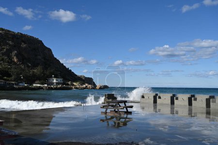 Foto de Restaurante en la costa mediterránea en Chipre en invierno 1 - Imagen libre de derechos