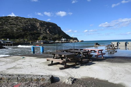 Foto de Restaurante en la costa mediterránea en Chipre en invierno 2 - Imagen libre de derechos