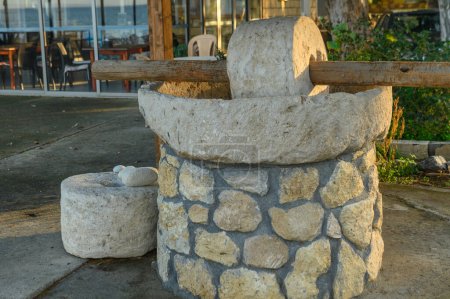 Téléchargez les photos : Un vieux moulin de pierre près d'un restaurant à Chypre 7 - en image libre de droit