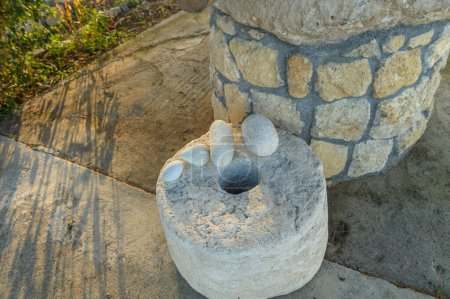 Téléchargez les photos : Un vieux moulin de pierre près d'un restaurant à Chypre 4 - en image libre de droit