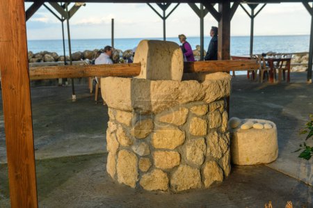 Téléchargez les photos : Un vieux moulin de pierre près d'un restaurant à Chypre 2 - en image libre de droit