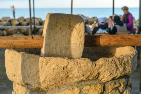 Un antiguo molino de piedra cerca de un restaurante en Chipre 1