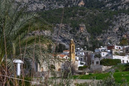 alte Kirche in einem Dorf in den Bergen Nordzyperns im Winter