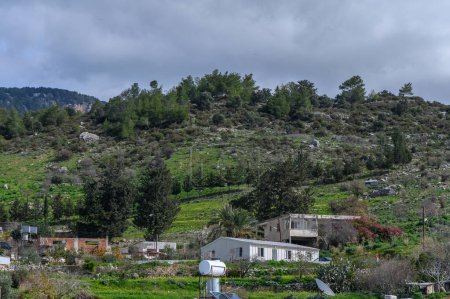 altes Dorf in den Bergen Nordzyperns im Winter 2