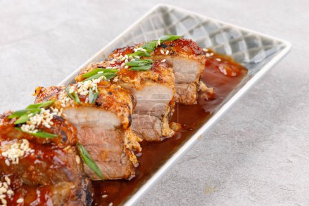 Téléchargez les photos : Rôti de porc appétissant sur un fond de pierre studio food photo 6 - en image libre de droit