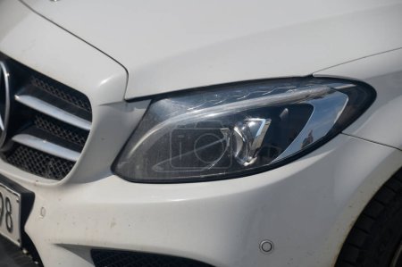 Foto de Guardabarros delantero Gizelyurt Cyprus 02.08.2024 y guardabarros delantero de un coche Mercedes - Imagen libre de derechos