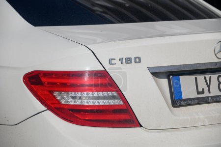Téléchargez les photos : Gizelyurt Chypre 02.08.2024 aile arrière d'une voiture Mercedes - en image libre de droit