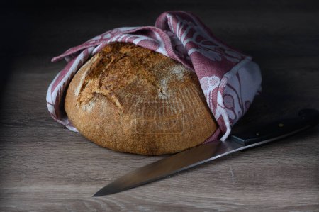 pain maison fraîchement préparé sur une table en bois 9
