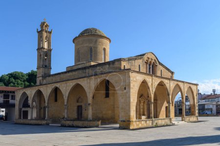 antigua iglesia en ciprus en un día soleado
