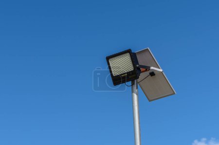 alumbrado público con energía solar proyector contra el cielo 1
