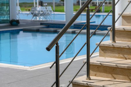 Téléchargez les photos : Escalier près de la piscine dans un complexe résidentiel 2 - en image libre de droit