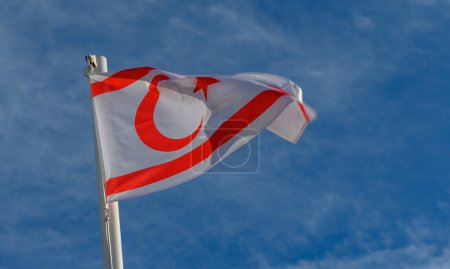 Nordzyperns Flagge weht im Wind 11