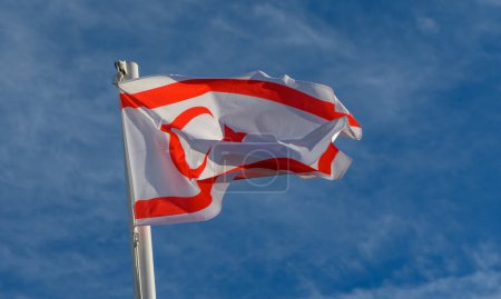 Nordzyperns Flagge weht im Wind 10