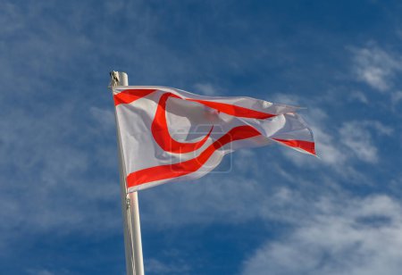 Nordzyperns Flagge weht im Wind 9