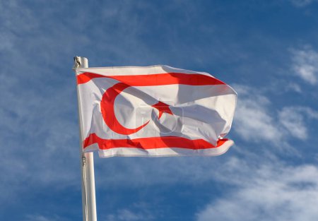 Nordzyperns Flagge weht im Wind 5