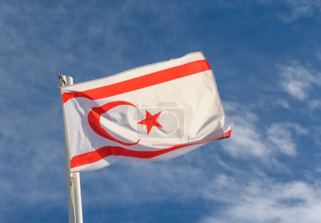 Nordzyperns Flagge weht im Wind 3