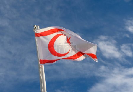 Nordzyperns Flagge weht im Wind 1