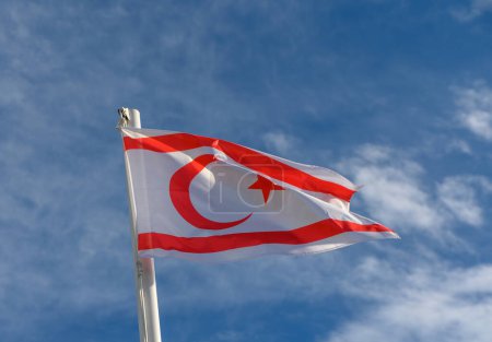 Bandera del norte de Chipre ondeando al viento
