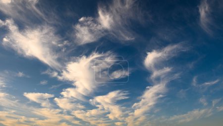 Morgen blauer Himmel mit Zirruswolken in Zypern 2