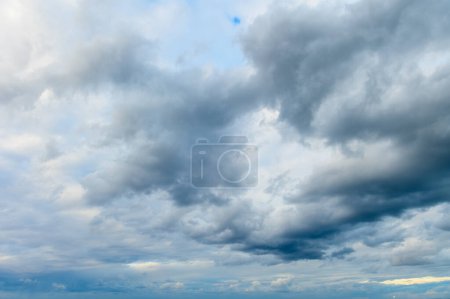 Dramatische Wolken bei Sonnenuntergang in Zypern 3