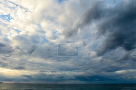 Dramatische Wolken bei Sonnenuntergang in Zypern 1