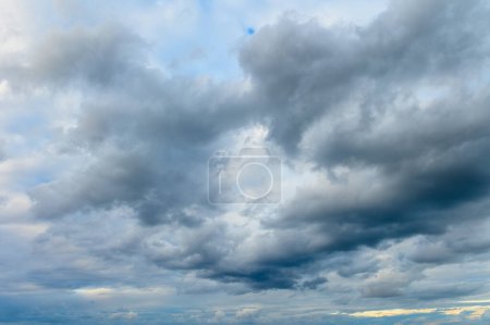 Dramatische Wolken bei Sonnenuntergang in Zypern