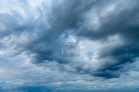 Dramatische Wolken bei Sonnenuntergang in Zypern 5