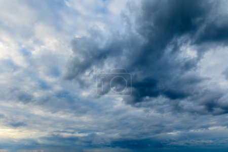 Dramatische Wolken bei Sonnenuntergang in Zypern 4