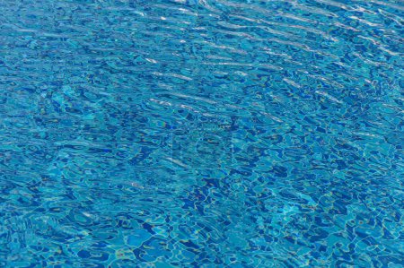 Welliges Wasser im Schwimmbad mit Sonnenreflexion 8