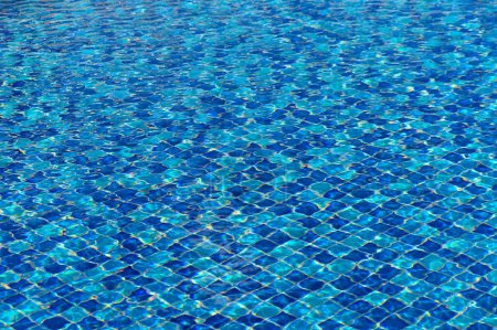 Welliges Wasser im Schwimmbad mit Sonnenreflexion 7