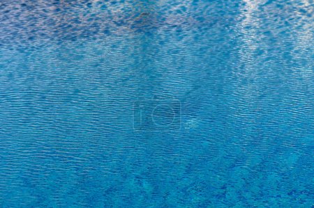 Welliges Wasser im Schwimmbad mit Sonnenreflexion 5