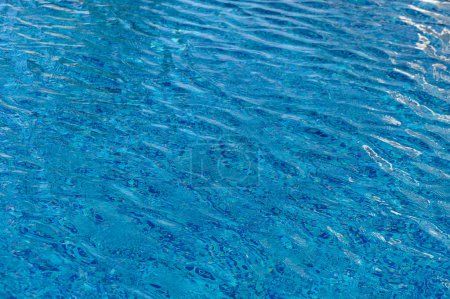 Welliges Wasser im Schwimmbad mit Sonnenreflexion 6