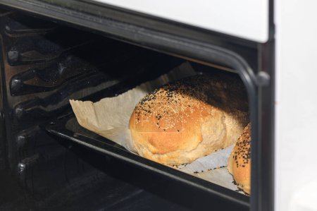 pan recién horneado con semillas de sésamo negro en el horno