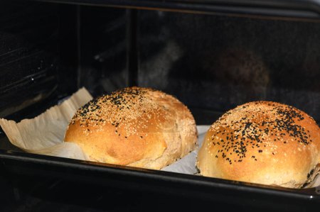 pain au levain de seigle de blé entier avec des graines de sésame noir. (')
