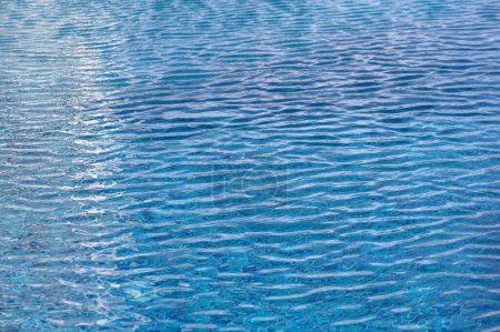 Schöne Sonnenreflexe des Wassers im Pool. Blaues Wasser. Hintergrund. Reines Wasser.2