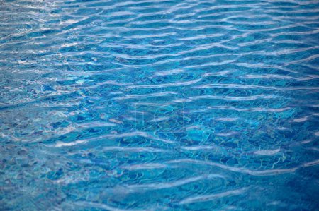 Schöne Sonnenreflexe des Wassers im Pool. Blaues Wasser. Hintergrund. Reines Wasser.3