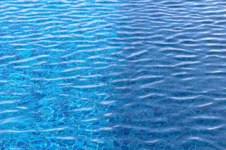 Schöne Sonnenreflexe des Wassers im Pool. Blaues Wasser. Hintergrund. Reines Wasser.4