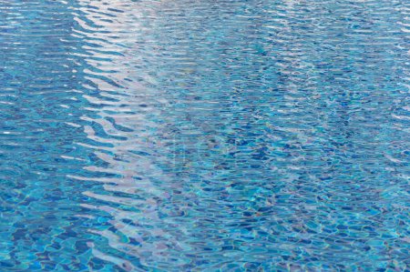 Oberfläche des blauen Schwimmbeckens, Hintergrund des Wassers im Schwimmbecken. 12