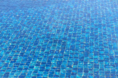 Oberfläche des blauen Schwimmbeckens, Hintergrund des Wassers im Schwimmbecken. 9