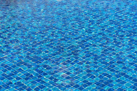 Oberfläche des blauen Schwimmbeckens, Hintergrund des Wassers im Schwimmbecken. 8